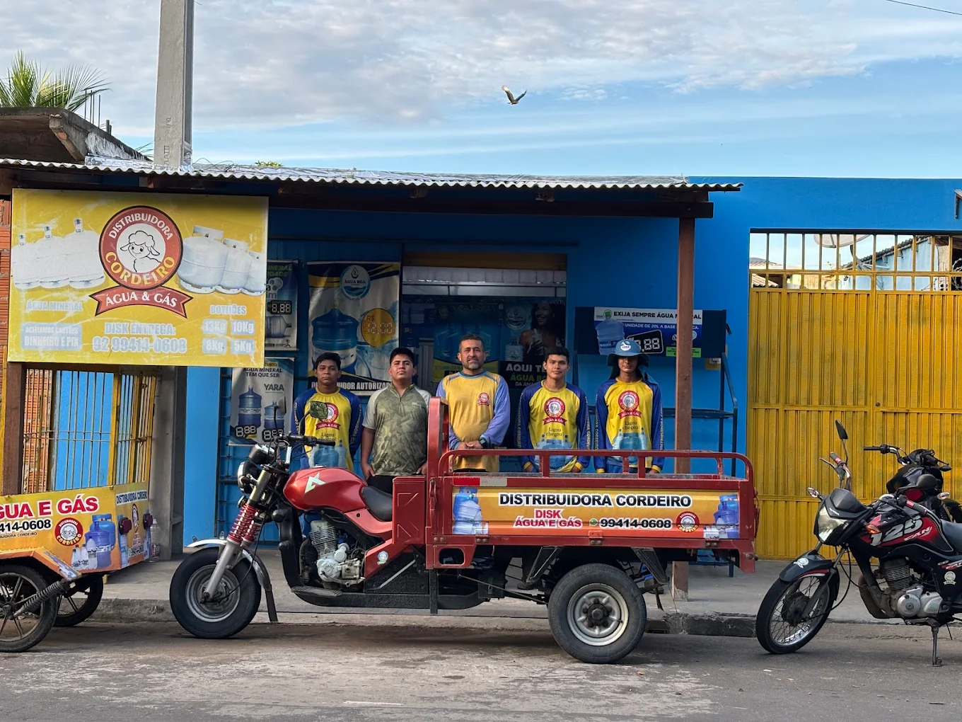 Deposito da Distribuidora Cordeiro em Parintins com galoes de agua mineral